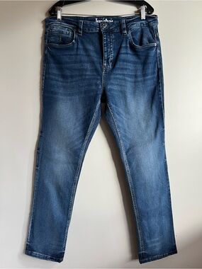 Jeanology Size 36 Straight Leg Skinny Jeans Classic Blue Denim Comfort Stretch